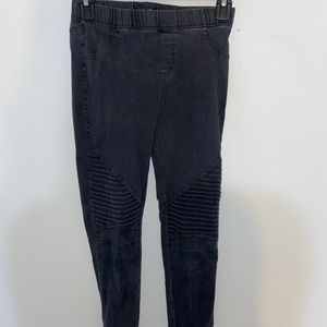 Detailed black jeggings